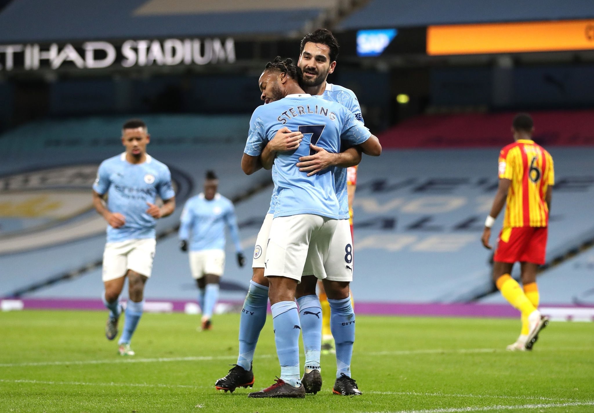 况下依旧坚 况下依旧坚